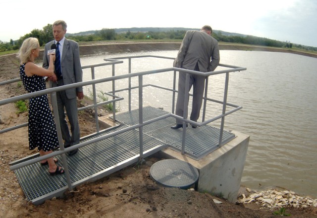 Przy zbiorniku retencyjnym zjawili się wczoraj obaj prezydenci. Andrzej Jakubowski sprawdza, czy aby po środowej ulewie, poziom wody nie podniósł się niebezpiecznie wysoko.