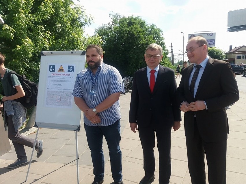 W poniedziałek poznańscy radni rozpoczęli zbiórkę podpisów w...