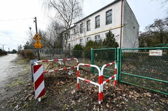 Niszczejący budynek dawnej Szkoły Podstawowej nr 9 w Fordonie-Mariampolu został czwarty raz wystawiony na sprzedaż