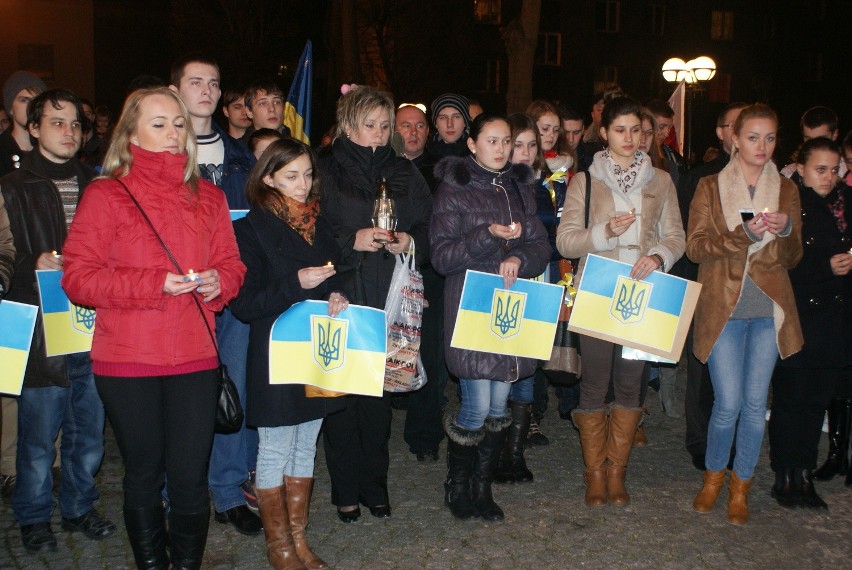 Uczestnicy spotkania przed WSB solidaryzują się z narodem...