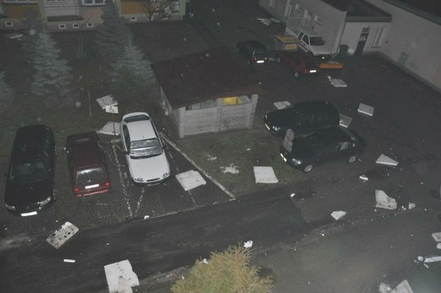 Kawałki styropianu i blachy spadły na samochody zaparkowane pod blokiem.