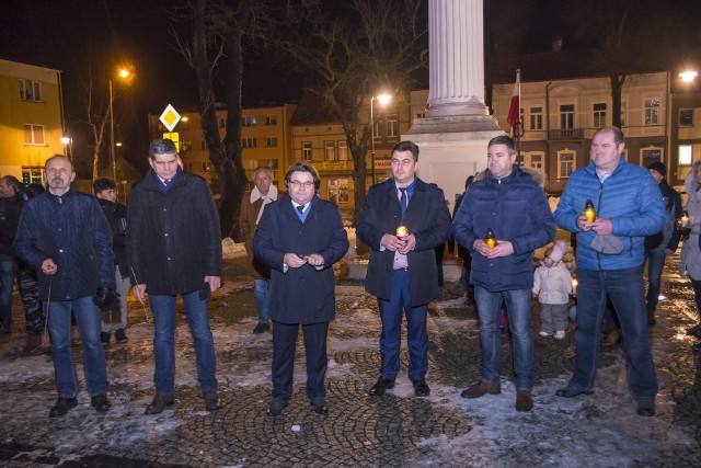 W środę wieczorem mieszkańcy Dynowa zgromadzili się na Rynku w Dynowie przy pomniku Władysława Jagiełły.  W ten sposób uczcili pamięć tragicznie zmarłemu  prezydentowi Gdańska - Pawłowi Adamowiczowi. Na rynek przyszło około 200 osób. Pojawił się burmistrz Dynowa  - Zygmunt Frańczak, wójt gminy Dynów Wojciech Piech oraz dynowscy radni.