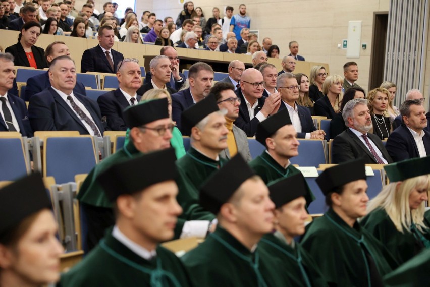 Inauguracja roku akademickiego na Politechnice Świętokrzyskiej. W uroczystości wzięło udział ponad 4 tysiące studentów. Zobacz zdjęcia