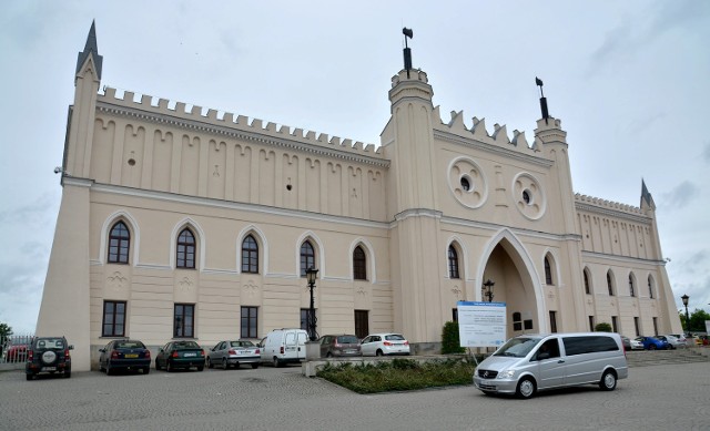 Zaparkowane samochody z pewnością nie dodają temu miejscu uroku.