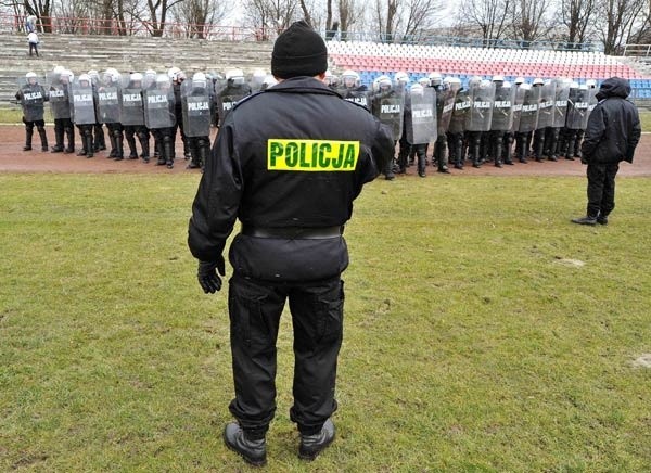 Policyjne manewry na stadionie w Przemyślu...