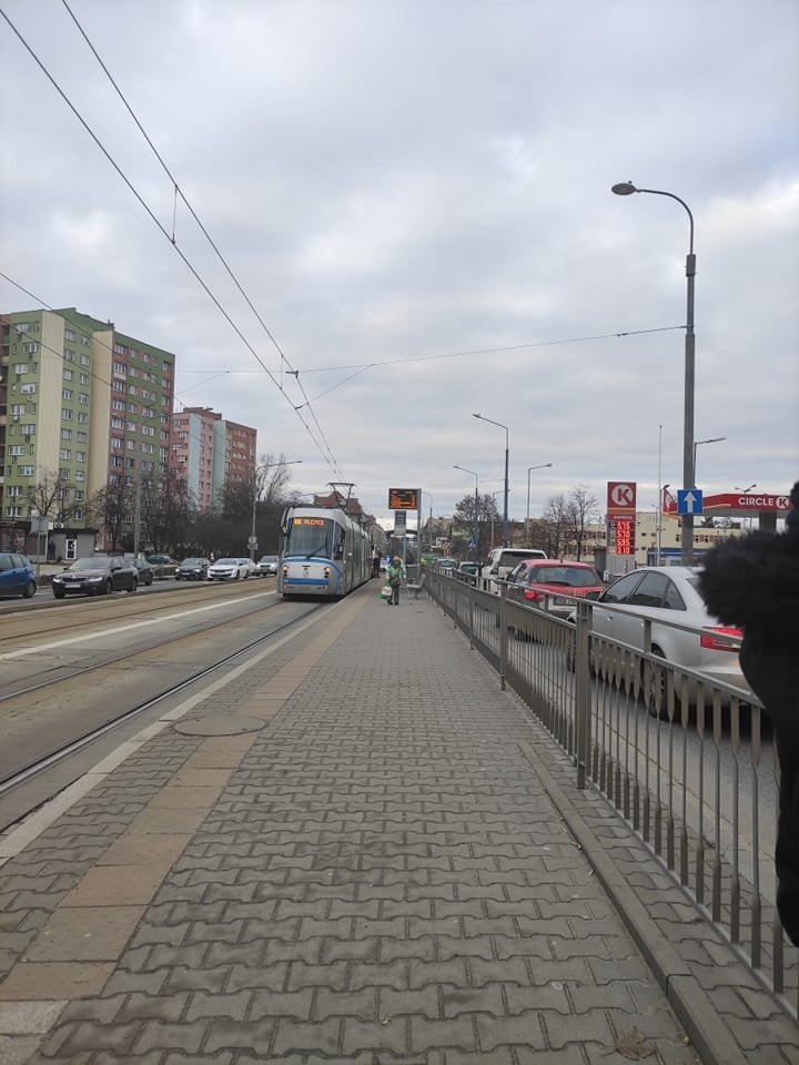 Autobus blokował torowisko na Hubskiej. Udało się go już usunąć