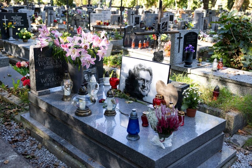 Groby znanych Polaków na cmentarzu Rakowickim - mapa. Zobacz, jak wygląda Aleja Zasłużonych