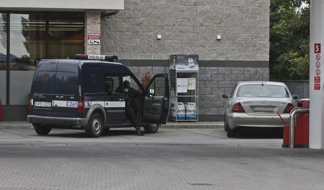 Do kradzieży doszło w środę (10 sierpnia) na stacji benzynowej przy ul. Łużyckiej w Zielonej Górze. Złodzieje okradli właściciela kantoru i uciekli z gotówką.