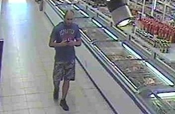 Policja szuka złodzieja, na zdjęciu widocznego z plecakiem, który 26 maja w Białobrzegach ze sklepu Tesco ukradł 2 pilarki tarczowe o wartości 339 złotych. 