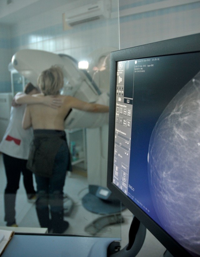 W ramach programu wykonuje się mammografię, a w przypadku nieprawidłowego wyniku badania pacjentka kierowana jest na pogłębioną diagnostykę, w ramach której lekarz może zlecić dodatkową mammografię, usg piersi, biopsję.