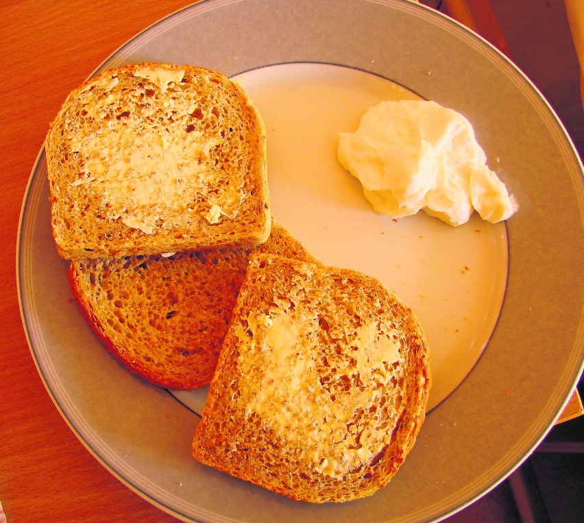 Szpitalne śniadanie to trzy kromki razowego chleba, pół...