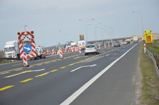 Budowa autostrady A1 już się rozpoczęła. Kierowcy muszą liczyć się z utrudnieniami. Budowa odcinka między Tuszynem i Częstochową będzie współfinansowana z kredytu w wysokości 300 mln euro.