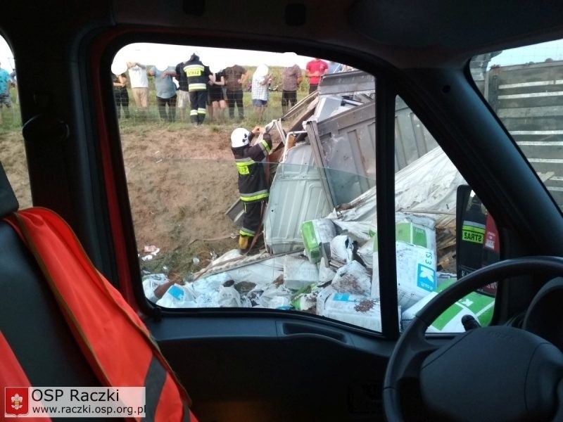 Wypadek na obwodnicy Augustowa. Tir uderzył w skarpę w okolicy miejscowości Wronowo. Kierowcy utrudniali strażakom dojazd do wypadku (FOTO)