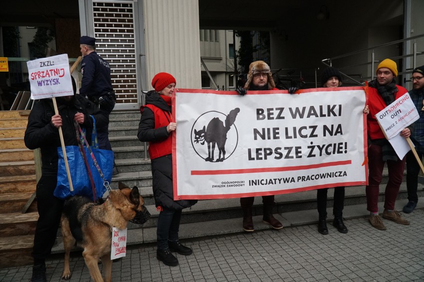 Protest poszkodowanych portierów i portierek przed sądem w...