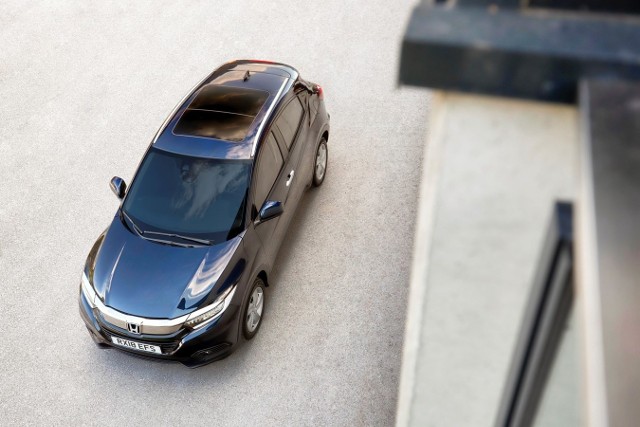 Honda HR-V Od premiery, Honda HR-V z roku modelowego 2019 będzie dostępna z oszczędnym, 1,5-litrowym wolnossącym silnikiem benzynowym i-VTEC, oferującym wysoką moc 130 KM i maksymalny moment obrotowy 155 Nm przy 4600 obr/min. Auto wyposażone w sześciobiegową przekładnię manualną przyspiesza od 0 do 100 km/h w 10,7 sekundy, a wersja z przekładnią bezstopniową CVT – w 11,2 sekundy.Fot. Honda
