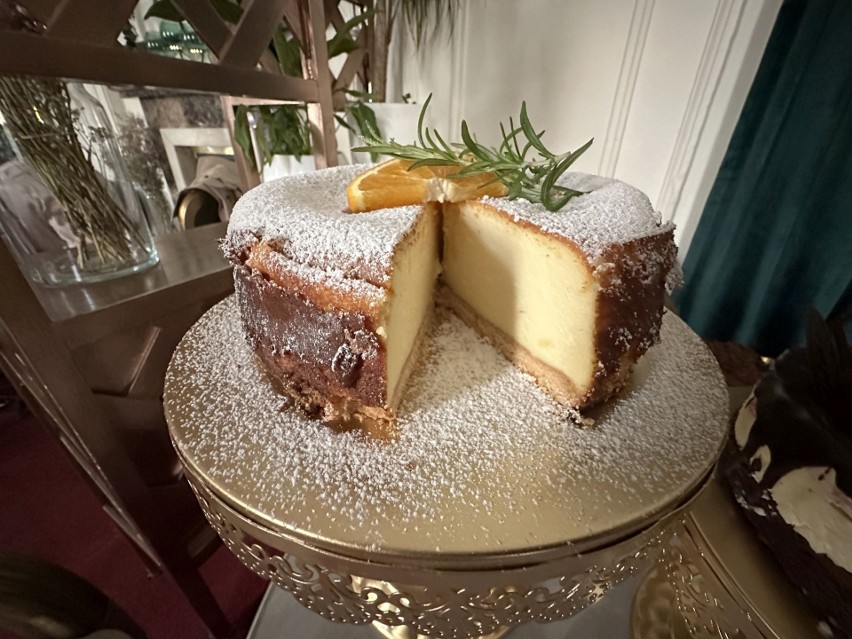 Międzynarodowy Dzień Sernika. W kawiarni Cztery Pory Roku w Kielcach znajdziemy ogromny wybór tego deseru. Zobaczcie jak zrobić idealny