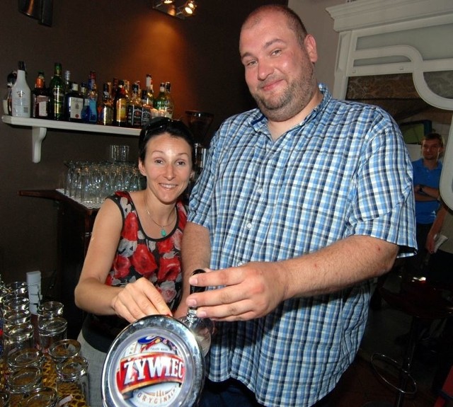 Michał Piela, serialowy aspirant Nocul, uczył się trudnej sztuki barmańskiej - nalewania piwa. Jak to robić, aktorowi pokazywała Dominika Gefrerer, szefowa kawiarni Kordegarda, w której Piela jest codziennym gościem.