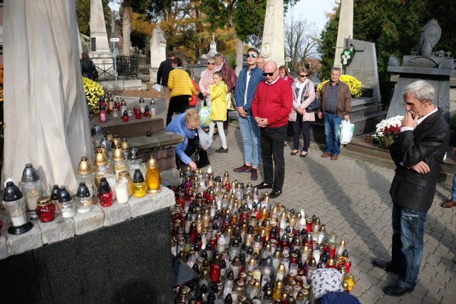 Dzień Wszystkich Świętych na Cmentarzu Głównym i Cmentarzu Zasańskim w Przemyślu. Zobaczcie zdjęcia.Jeśli macie swoje zdjęcia z podkarpackich, którymi chcielibyście się podzielić, wyślijcie je na adres: alarm@nowiny24.pl.ZOBACZ TEŻ: Oni odeszli w ciągu ostatniego roku. Ludzie sportu, którzy zmarli w minionych 12 miesiącach