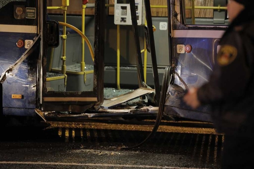 Kraków. Zderzenie tramwaju z autobusem na al. Jana Pawła II. Są ranni [ZDJĘCIA]