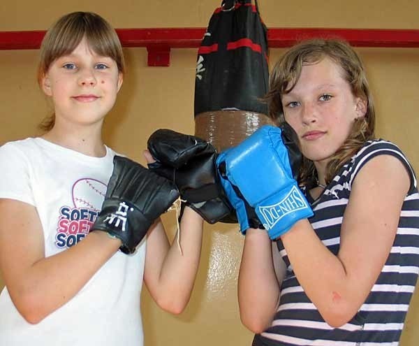 Dziewczęta bardzo chętnie przychodzą na treningi bokserskie. Na zdjęciu (od prawej) Asia Maziarz i Kasia Krzysztofik podczas treningu.