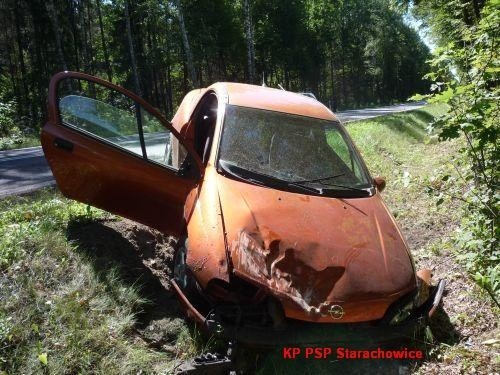 Ople po zderzeniu wypadły z drogi. Astra dachowała.