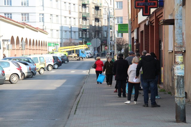 Na ulicach Będzina nie ma zbyt wielu osób, przed aptekami ustawiają się kolejki, w środku obsługiwana jest tylko jedna osoba.Zobacz kolejne zdjęcia. Przesuwaj zdjęcia w prawo - naciśnij strzałkę lub przycisk NASTĘPNE