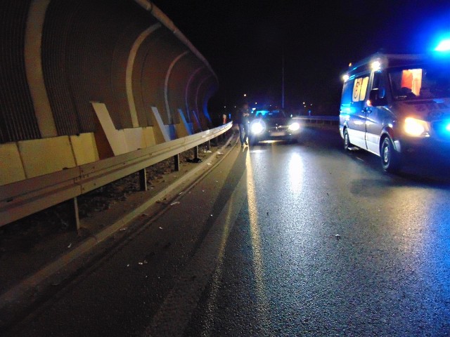 Zderzenie z BMW na Autostradowej Obwodnicy Wrocławia zakończyło się dla pieszego mężczyzny bardzo szczęśliwie.