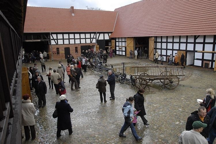 Mieszkancy calego regionu tlumnie odwiedzali muzealną...