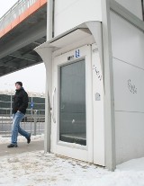 Kłopoty drogowców z windami przy kładce nad ulicą Świętokrzyską