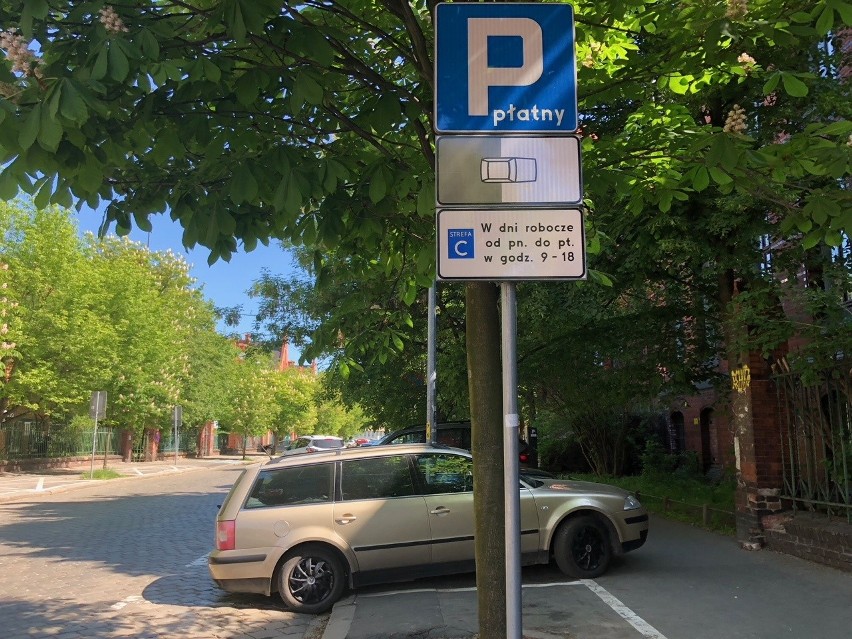 Płatny parking przy klinikach na Chałubińskiego