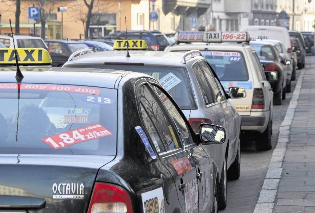 Brakuje chętnych do pracy w sieciach taksówkarskich | Dziennik Polski