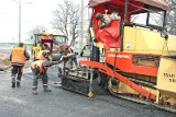 Rozpoczęto układanie ostatniej warstwy asfaltu na ul. Hallera
