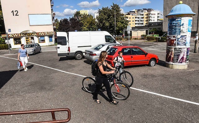 Rozdzielający miejsca, w których można parkować, od miejsc, w których jest to zakazane, wymalowany przez spółdzielnię  mieszkaniową biały pas  jest tak respektowany jak wcześniej słupki ograniczające wjazd na parking.