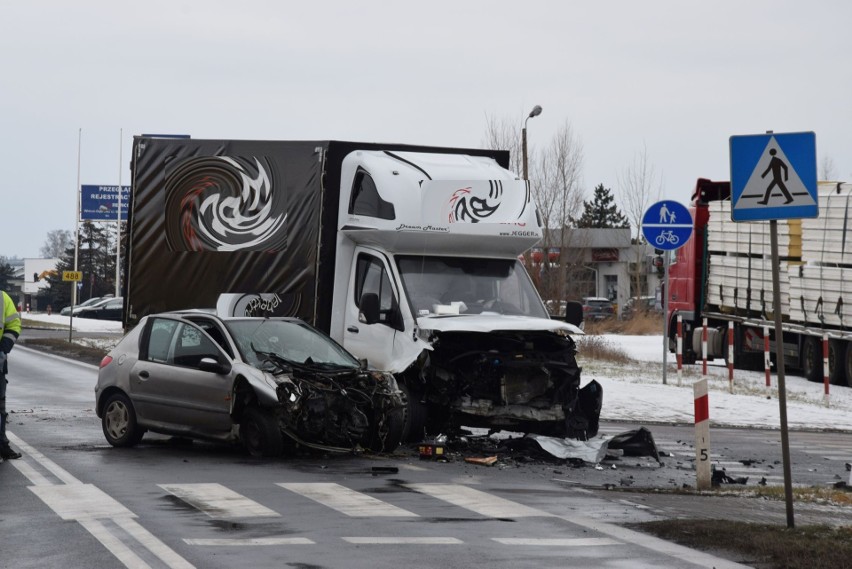 Łódzkie. Groźny wypadek na dawnej ósemce pod Wieluniem. 40-letni kierowca poważnie ranny. Ciężarówka uderzyła w samochód osobowy  ZDJĘCIA