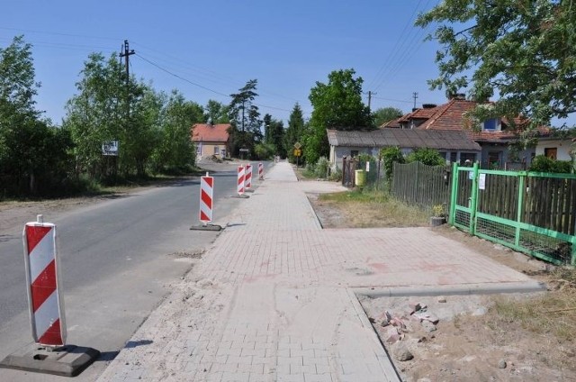 Rozpoczęła się zapowiadana budowa ścieżek rowerowych w Ołoboku i Kalinowie. W ramach inwestycji powstaną dwa odcinki ścieżek rowerowych, w tym 310 metrów w Kalinowie i 272 metry w Ołoboku. Łącznie powstanie więc ponad pół kilometra trasy rowerowej. Gmina wspiera się dofinansowaniem ze środków UE, które wynosi ponad 243 tys. złotych, natomiast całkowita wartość projektu to około 455 tysięcy złotych. Ścieżki mają być gotowe do połowy lipca br. Wszystko wskazuje więc na to, że jeszcze w te wakacje mieszkańcy i turyści będą mogli skorzystać z nowych tras, które powstają w okolicach jeziora Niesłysz.   POLECAMY PAŃSTWA UWADZE: 