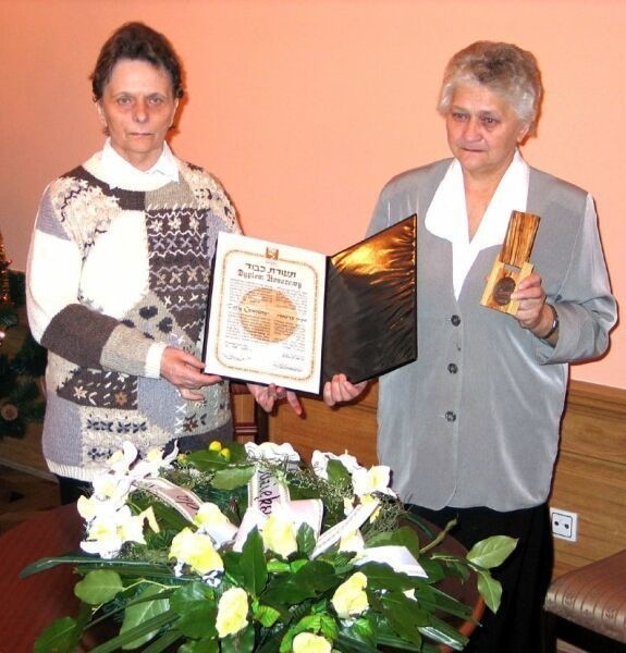 Jadwiga (z lewej) i Maria, córki Zofii Czarnoty, odebrały medal &quot;Sprawiedliwy Wśród Narodów Świata&quot;.
