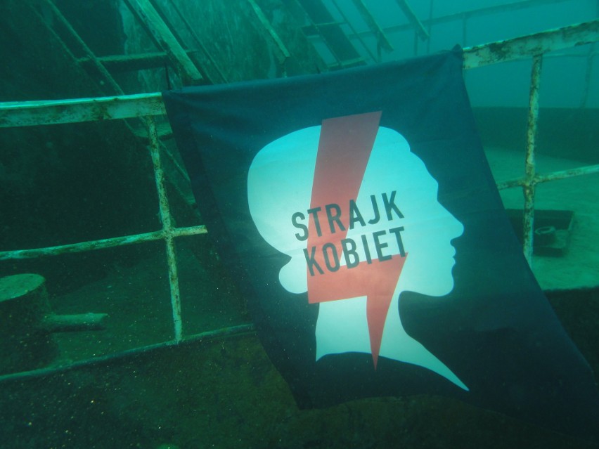 Banery strajku kobiet znalazły się pod wodą - na wraku łodzi...