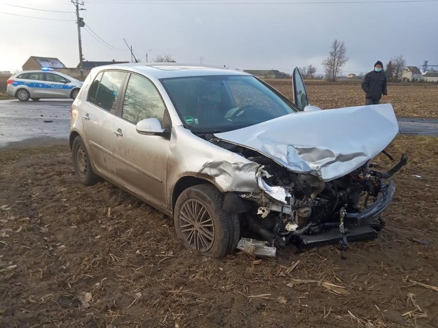 W wyniku zderzenia oba samochody wylądowały w polu