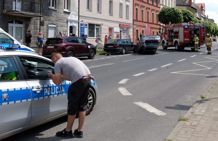 Zderzenie samochodów i dachowanie w Chojnicach we wtorek,...