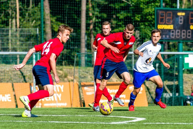 Hetman Białystok (czerwone koszulki) zagra w barażach z Ruchem Chorzów