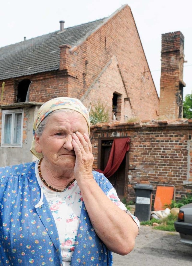 Pani Kazimiera Urbańczyk żyje w tym domu od 65 lat, ale dziś marzy o tym, żeby wyprowadzić się do zastępczego mieszkania.