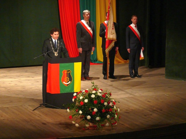 Uroczysta sesja Rady Miasta, ze sceny przemawia prezydent Lucjusz Nadbereżny.