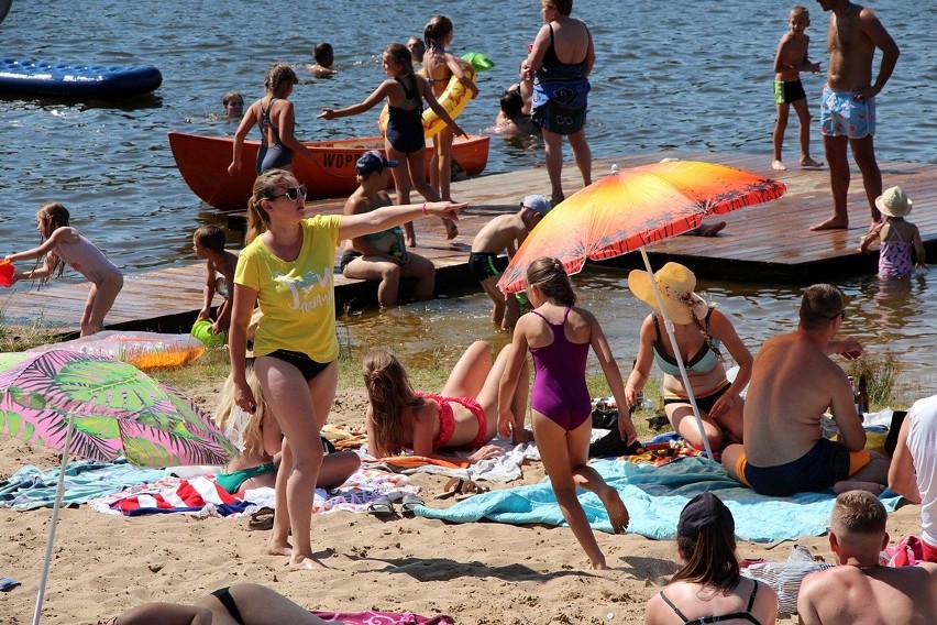 Kolejna upalna niedziela sprawiła, że na plażach zalewu...