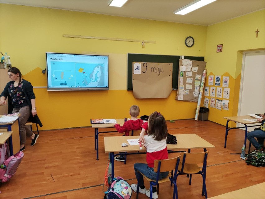 Lekcja o Europie w szkole podstawowej w Suchej. Uczniowie odwiedzali on-line unijne kraje