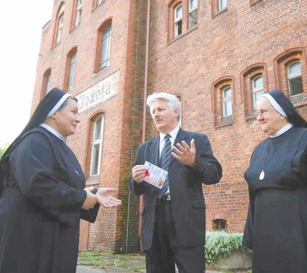 I gminie, i zakonnicom zależy, by budynek został w końcu z pożytkiem wykorzystany. Na zdjęciu Elżbietanki z Wołczyna z burmistrzem Janem Leszkiem Wiąckiem.
