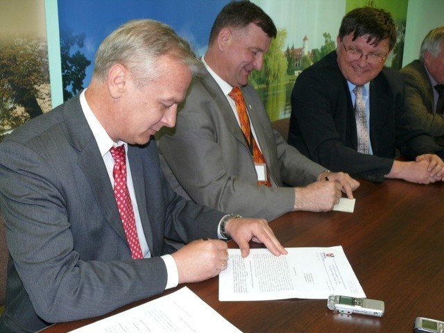 Podpisanie aktu przejęcia lasów za długi, od lewej prezes huty Krzysztof Trofiniak, starosta Wiesław Siembida i notariusz Andrzej Uba.