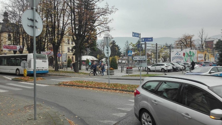 Uwaga, centrum Ustronia zakorkowane, na głównym rondzie zepsuł się autobus