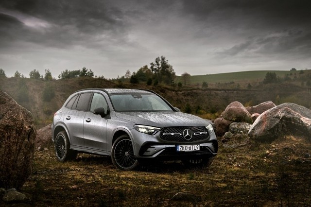 Ceny nowego GLC z hybrydowym napędem plug-in rozpoczynają się od 307 400 zł za benzynowy wariant GLC 300 e 4MATIC (313 KM).