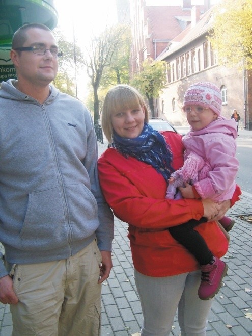 - Te zmiany są złe. Chcemy, żeby nasza córka uczyła się angielskiego w przedszkolu, i chcemy za to płacić - mówią Dariusz i Anna Jurewicz, rodzice Mai.