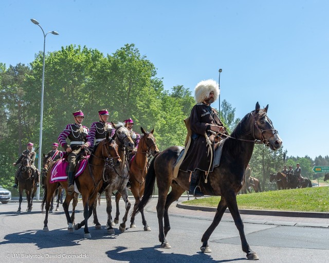 Były uroczyste nabożeństwa, składanie kwiatów i rekonstrukcja przemarszu ułanów.